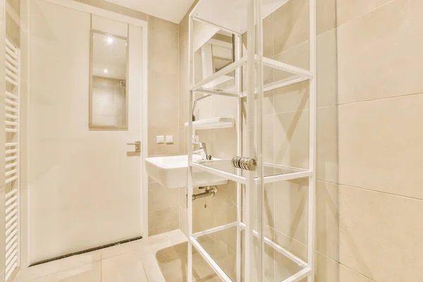 Łazienka Która Jest Bardzo Czysta Gotowa Użycia Jako Kabina Prysznicowa — Zdjęcie stockowe