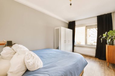 Yatak odası, şifonyer ve odanın sağ tarafındaki bitki odası boş.