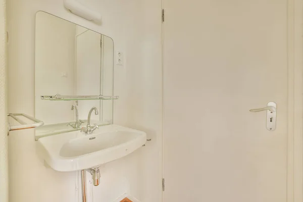 Ванная Комната Раковиной Зеркалом Стене Рядом Открытая Дверь Которая Ведет — стоковое фото