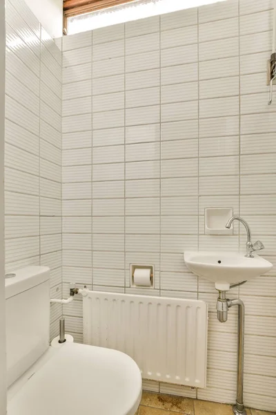 Mała Łazienka Białymi Płytkami Ścianach Podłodze Wraz Umywalką Rogu — Zdjęcie stockowe
