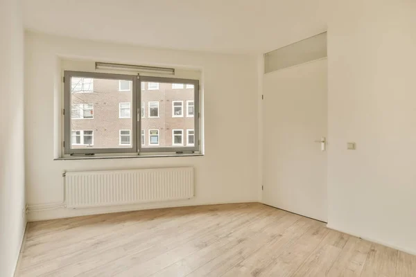Ein Leerer Raum Mit Holzböden Und Weißen Wänden Rechts Ein — Stockfoto
