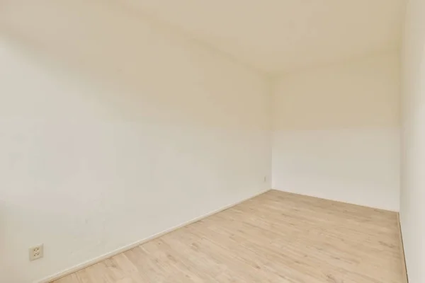 白い壁と木の床を持つ空の部屋壁はライトブラウンで描かれていますが誰もいません — ストック写真