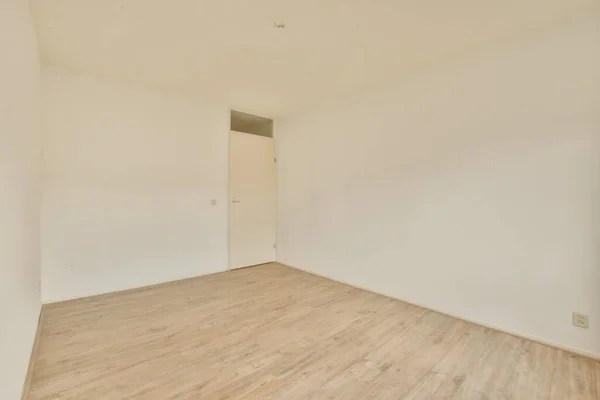 Beyaz Duvarları Ahşap Döşemeleri Olan Boş Bir Oda Oda Temiz — Stok fotoğraf