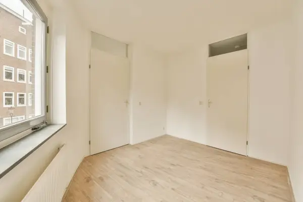 Ein Leerer Raum Mit Holzböden Und Weißen Wänden Mit Blick — Stockfoto