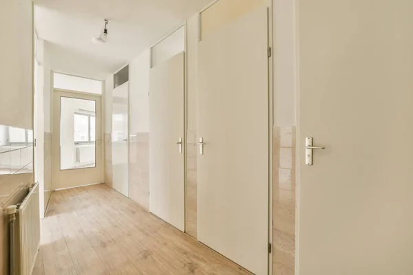 Ein Leerer Raum Mit Holzböden Und Weißen Türen Auf Beiden — Stockfoto