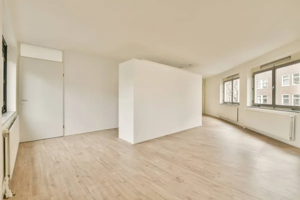 Ein Leeres Wohnzimmer Mit Holzboden Und Weißen Wänden Links Ein — Stockfoto