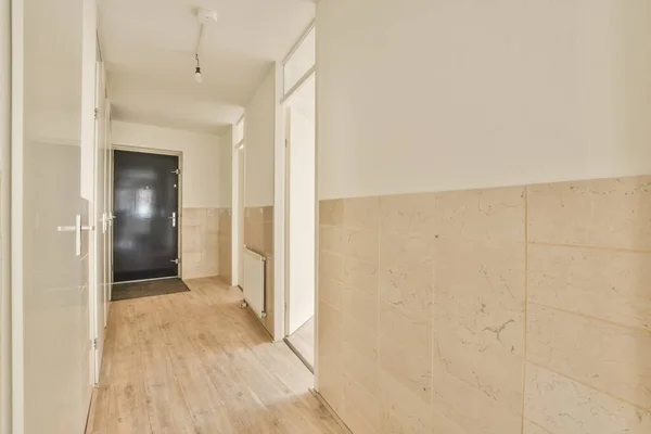 Een Lege Kamer Met Houten Vloeren Witte Bekleding Aan Muren — Stockfoto