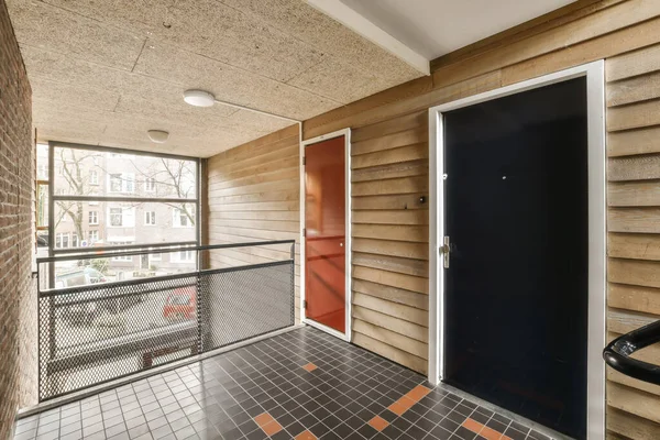 Die Außenseite Eines Hauses Mit Holzanschlüssen Den Wänden Und Fußböden — Stockfoto