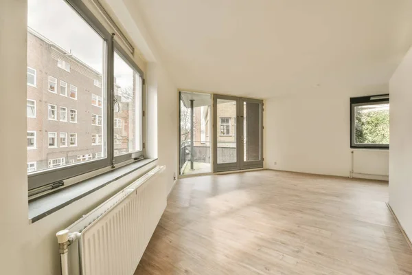Ein Leeres Wohnzimmer Mit Holzboden Und Großen Fenstern Mit Blick — Stockfoto