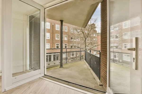 Ein Offener Balkon Mit Glasschiebetüren Und Holzboden Raum Ist Von — Stockfoto