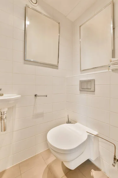 Eine Weiße Toilette Badezimmer Mit Zwei Spiegeln Der Wand Dahinter — Stockfoto