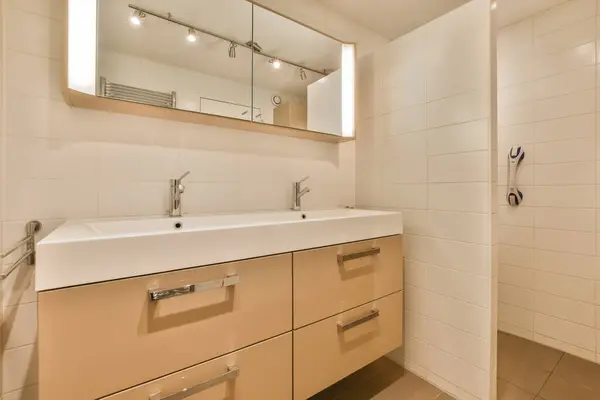 Ein Badezimmer Mit Zwei Waschbecken Und Spiegeln Der Wand Darüber — Stockfoto