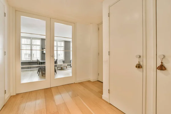 Einem Leeren Raum Mit Holzböden Und Weißen Türen Die Zum — Stockfoto