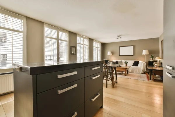 Küche Und Wohnzimmer Einer Wohnung Mit Holzböden Weißen Wänden Und — Stockfoto