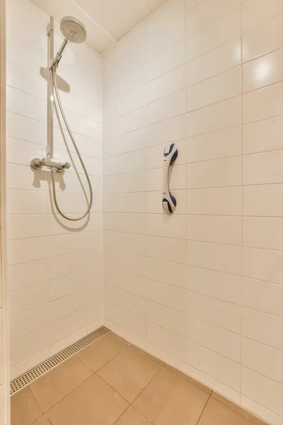 Ein Duschbad Mit Fliesenboden Und Weißen Fliesen Den Wänden Der — Stockfoto