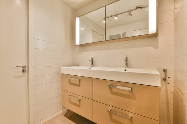 Koupelna Dvěma Umyvadly Zrcadlem Nad Umyvadlem Nepoužívá Ale Velmi Čistá — Stock fotografie