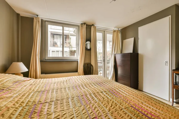 Ein Hotelzimmer Mit Bett Kommode Und Fernseher Der Mitte Des — Stockfoto