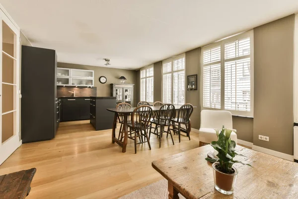 Eine Küche Und Ein Essbereich Wohnzimmer Mit Holzböden Hartholzböden Und — Stockfoto
