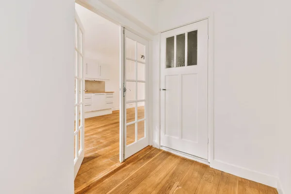 Een Lege Kamer Met Witte Muren Houten Vloeren Het Midden — Stockfoto
