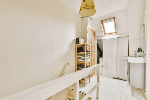 Ruang Dengan Dinding Putih Dan Lantai Kayu Termasuk Bangku Kayu — Stok Foto