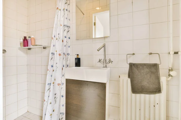 Banheiro Com Azulejos Brancos Nas Paredes Piso Madeira Juntamente Com — Fotografia de Stock
