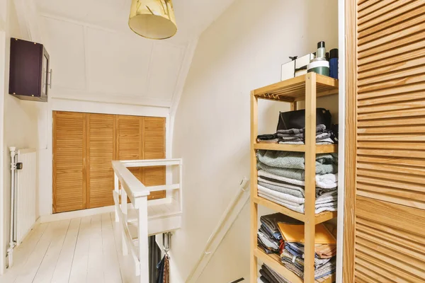 壁に木製のシャッターとドアの前に白い木の床を持つ部屋は オープンクローゼットがあります — ストック写真