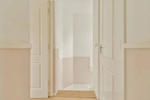 Wnętrze Pokoju Białymi Ścianami Drewnianą Podłogą Pustym Mieszkaniu Zabranym Frontowych — Zdjęcie stockowe