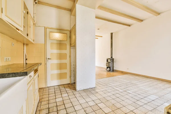 Duvarlarında Kiremit Döşeme Ahşap Süsleme Olan Bir Mutfak Temizlenmesi Gereken — Stok fotoğraf