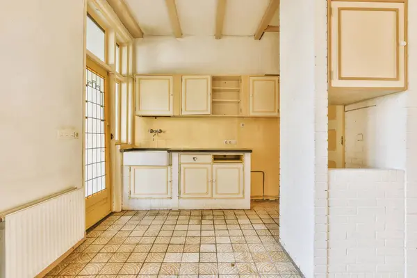 Duvarında Fayans Döşemesi Beyaz Dolapları Olan Boş Bir Mutfak Depo — Stok fotoğraf