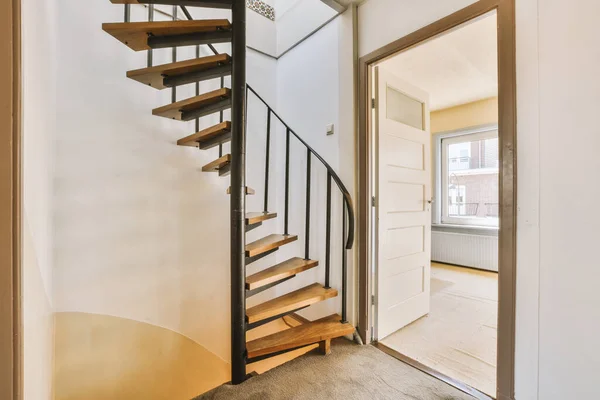 Ahşap Metal Merdivenleri Olan Bir Evin Içinde Başka Bir Odaya — Stok fotoğraf