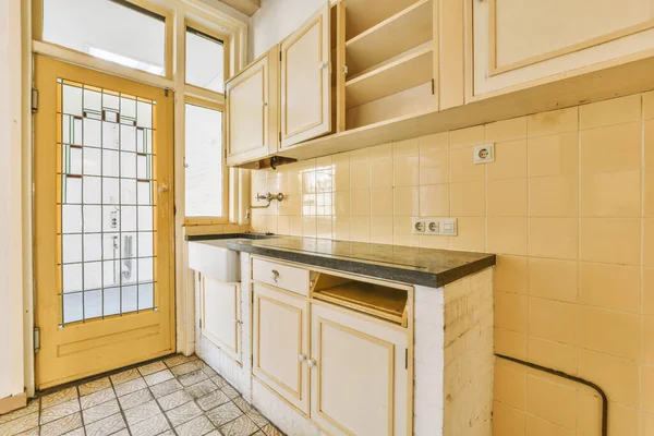 Beyaz Dolapları Siyah Tezgahları Olan Bir Mutfak Başka Bir Odaya — Stok fotoğraf