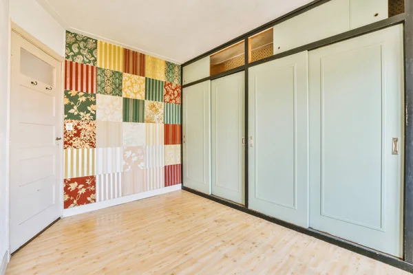 Ahşap Zeminleri Duvarlarında Renkli Duvar Kağıtları Olan Boş Bir Oda — Stok fotoğraf