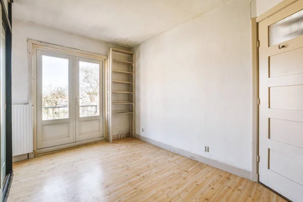 Una Habitación Vacía Con Suelos Madera Pintura Blanca Las Paredes — Foto de Stock