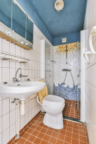 Banheiro Com Azulejos Azuis Brancos Nas Paredes Pia Espelho Banheiro — Fotografia de Stock
