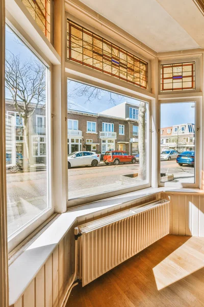 Sokak Manzaralı Bir Pencere Arka Planda Binalar Boş Bir Odanın — Stok fotoğraf