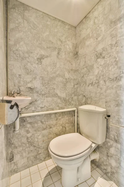 Egy Fürdőszoba Márvány Falakkal Fehér Csempe Padlón Valamint Egy Szoba — Stock Fotó