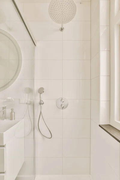 Bílá Koupelna Sprchovou Hlavou Rukou Podržené Před Zrcadlem Nad Obraz — Stock fotografie