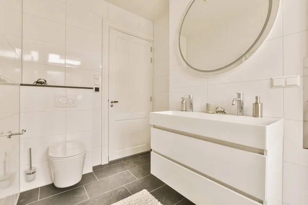 Banheiro Branco Com Piso Azulejo Preto Espelho Redondo Parede Acima — Fotografia de Stock