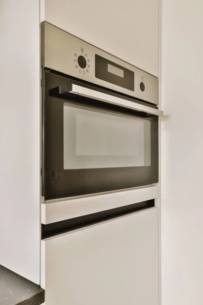 Een Oven Magnetron Een Witte Keuken Met Zwarte Rand Deur — Stockfoto