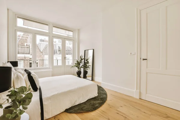 Dormitorio Con Paredes Blancas Suelos Madera Habitación Está Bien Iluminada — Foto de Stock