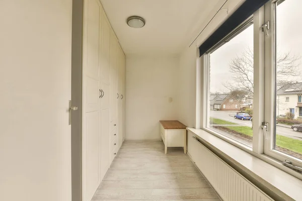 Interior Una Habitación Con Una Ventana Armarios Blancos Cada Lado —  Fotos de Stock