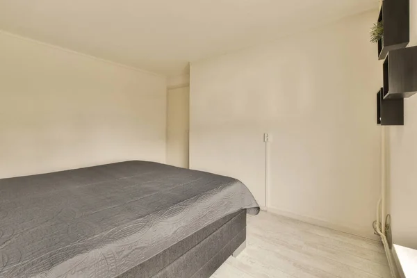 Egy Hálószoba Egy Ággyal Vel Falon Sarokban Mint Látható Ablakból — Stock Fotó