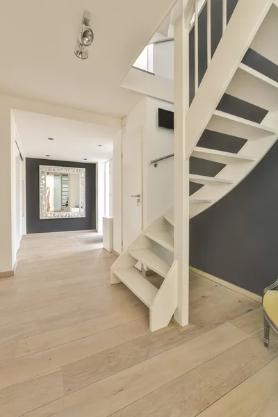 Una Casa Con Suelos Madera Escalera Blanca Que Conduce Segundo —  Fotos de Stock