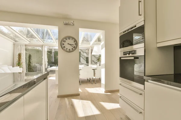 Área Cocina Con Reloj Pared Horno Esquina Lado Del Mostrador —  Fotos de Stock