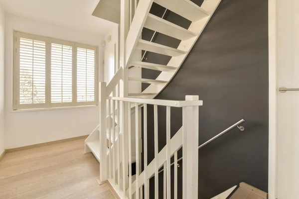 Una Escalera Con Barandillas Blancas Suelos Madera Una Entrada Casa —  Fotos de Stock