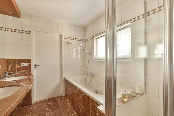 Ein Badezimmer Das Sehr Sauber Ist Und Für Die Gäste — Stockfoto