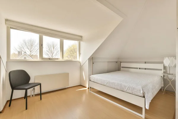 Dormitorio Con Una Cama Silla Ventana Con Vistas Los Árboles —  Fotos de Stock