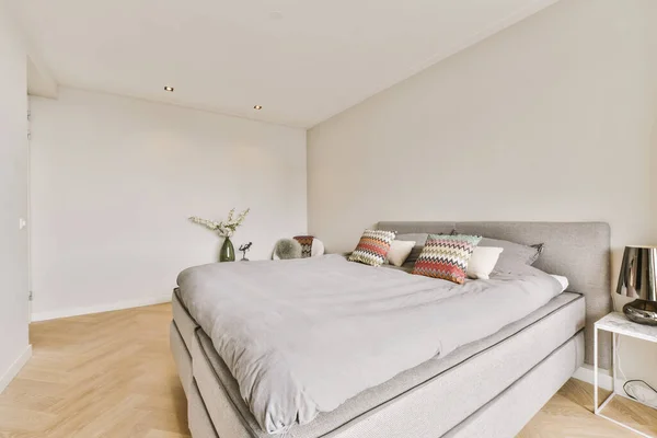 Bedroom White Walls Wood Flooring Room Bed Has Pillows — Foto de Stock