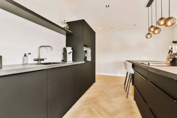 Una Cocina Moderna Con Suelos Madera Armarios Negros Centro Habitación — Foto de Stock
