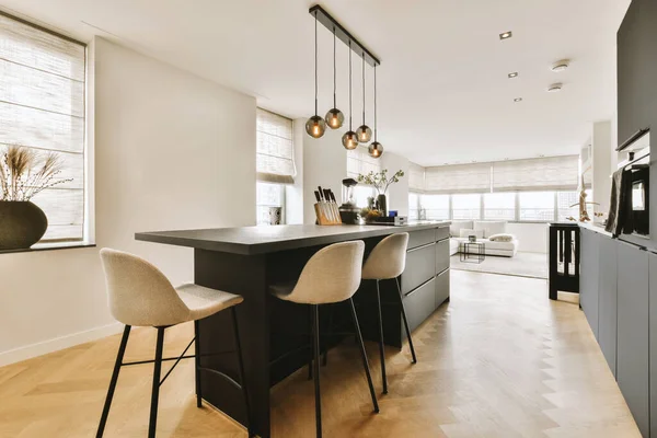 Una Cocina Comedor Una Casa Moderna Con Suelos Madera Paredes — Foto de Stock
